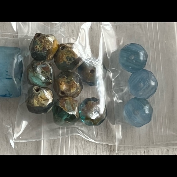 Assortment of gemstone, glass and pearl beads in blue shades - Picture 10 of 11